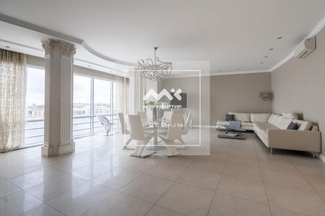 Воскресенская наб., 4