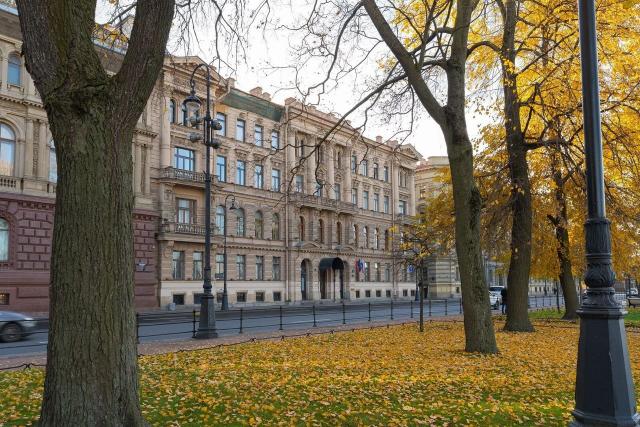 Адмиралтейская наб., 10