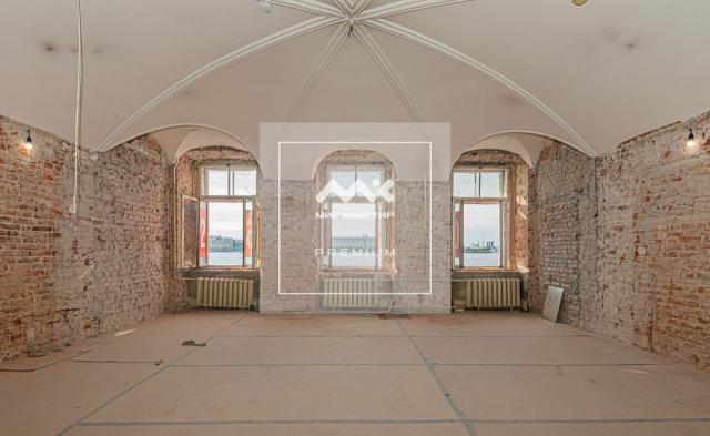 Кутузова наб., 32