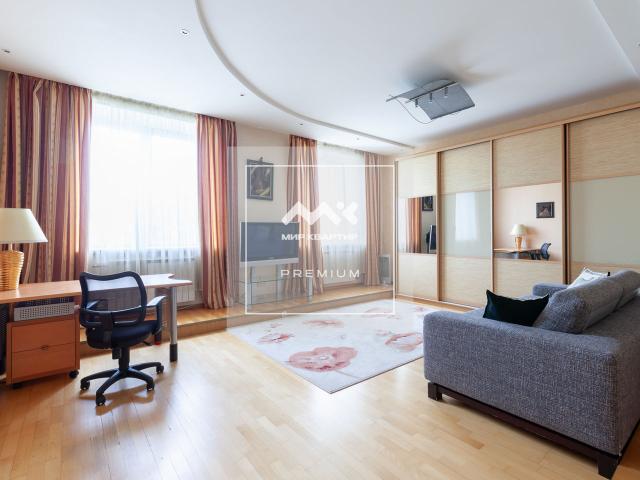 Петровская наб., 4