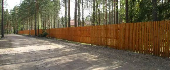 Забор должен надежно закрывать владения от посторонних глаз. Но если территория совсем не просматривается, а по периметру нет датчиков охранных систем, злоумышленники будут чувствовать себя на такой территории как рыба в воде