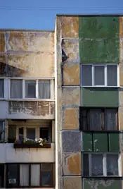 Внешне дом не так уж сильно отличается от хрущевок постройки 50-летней давности