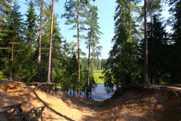 Склон склону рознь. В наших краях не редкость и постройки, сползающие в реку или озеро.  