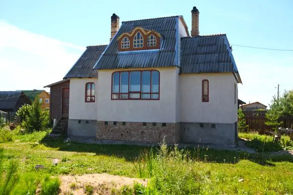 Современные коттеджи в Юрьево соседствуют со старыми домами «пенсионного» возраста