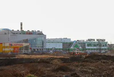 Прямо напротив жилого комплекса гипермаркеты и торгово-развлекательный центр