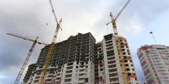 На одном из домов второй очереди кирпичная кладка доведена только до девятого этажа
