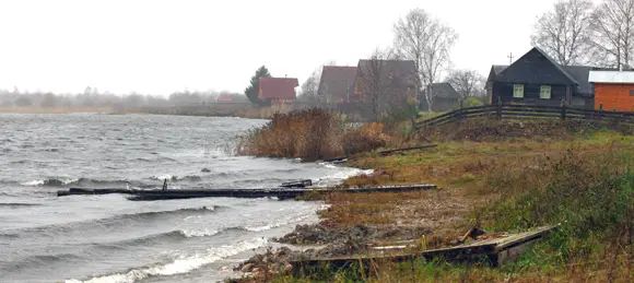 Коттеджи мирно соседствуют с рядовой деревенской застройкой