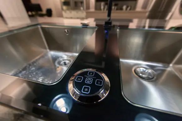 Измельчитель пищевых отходов встраивается прямо в раковину и срабатывает при нажатии кнопки