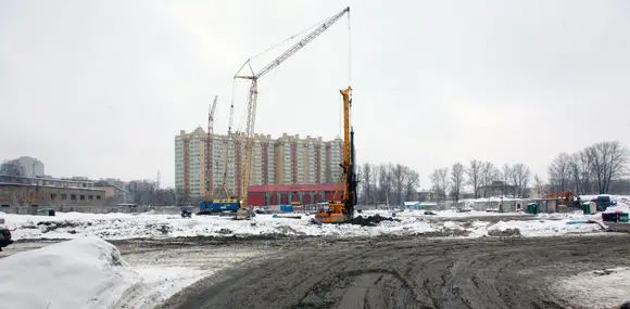 Расчищена площадка, забивают первые сваи фундамента