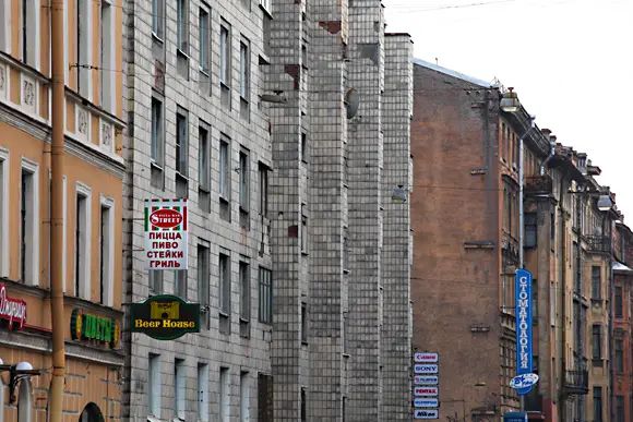 Советская вставка в исторической застройке