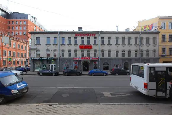 Вся коммерческая инфраструктура сосредоточена на Большом пр. ПС