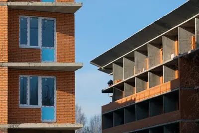 Сейчас в третьей очереди жилого комплекса компании «Норманн» завершается строительство фасадных кирпичных стен Сейчас в третьей очереди жилого комплекса компании «Норманн» завершается строительство фасадных кирпичных стен