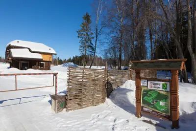 Хутор близ Извары - это арт-проект, выполненный в стиле традиционной деревни