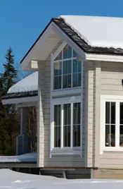 Помимо участков, в поселке продаются и готовые дома, но стоят они довольно дорого