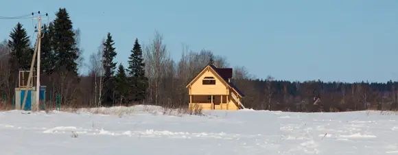 Поселок граничит с лесом, и в целом виды вокруг очень живописные