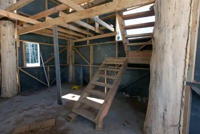 Каркас коттеджей выполняется из крупных необтесанных стволов, которые становятся оригинальным элементом интерьера