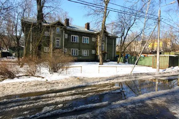 Фарфоровский пост: деревянный многоквартирный дом