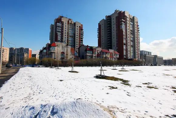 Современный кирпич-монолит на углу ул. Турку и Пражской ул.