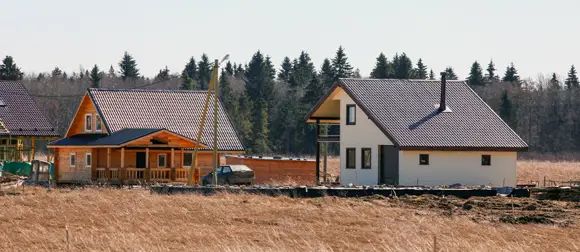 На территории поселка уже построено много домов