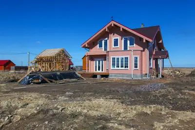 Большинство домов в Малиновых вечерах основательные. Видно, что владельцы планируют жить здесь постоянно