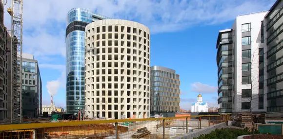 Один из корпусов имеет овальную форму – как у соседних офисных зданий