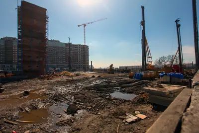 Пока на площадке продолжается нулевой цикл – готовится свайное поле