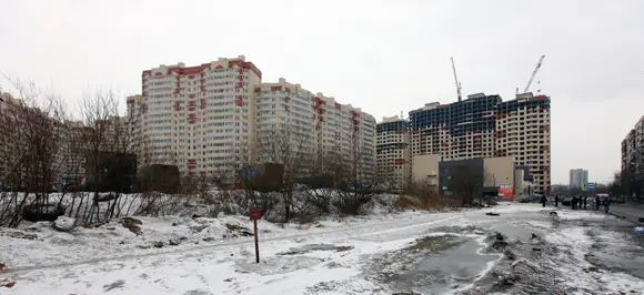 По планам, вместо автостоянки (слева) должно быть построено футбольное поле По планам, вместо автостоянки (слева) должно быть построено футбольное поле