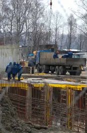 На площадке множество рабочих и техники На площадке множество рабочих и техники