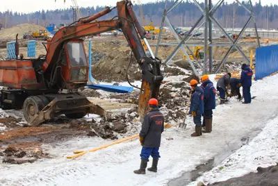 Пока рабочие при помощи экскаваторов отрывают котлован Пока рабочие при помощи экскаваторов отрывают котлован