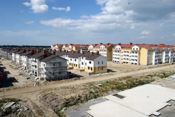 Массовая застройка малоэтажных районов таунхаусами началась в 2011-2013 годах