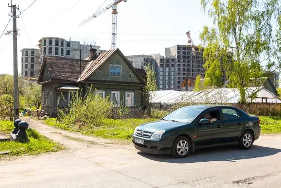 Новый «кирпич-монолит» соседствует с ветхим частным сектором