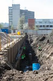 На стройплощадке идет обустройство фундамента