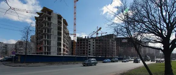 Жилой комплекс расположен рядом с парком 50-летия Октября, скорее, напоминающим пустырь