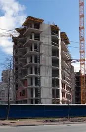 Менее чем за год строители забетонировали восемь этажей