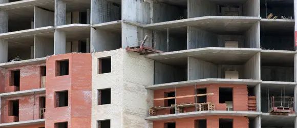 Строительные работы на этом объекте идут ни шатко, ни валко