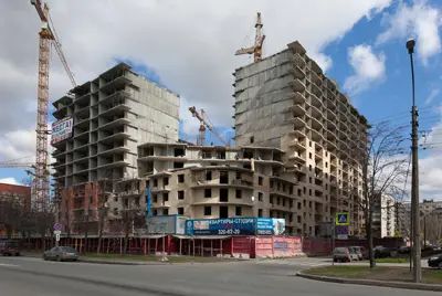 В марте застройщик решил сменить уже утвержденный цвет фасада – теперь он будет оранжево-желтым