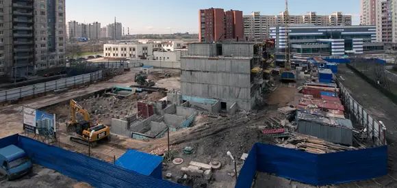 Совсем рядом с жилым домом находится школа (она слева, вне кадра) и бассейн (на заднем плане)