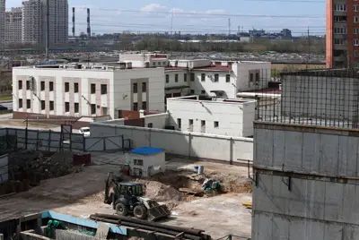 Буквально под окнами жилого комплекса отделение полиции