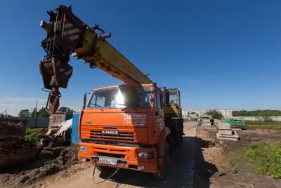 На объекте не слишком оживленно, но техника работает На объекте не слишком оживленно, но техника работает