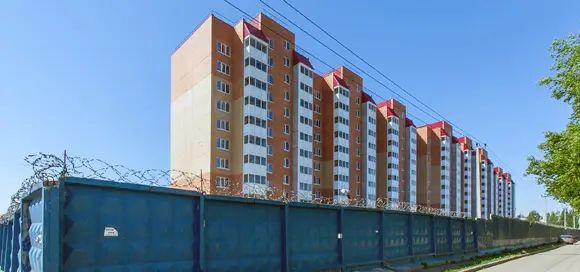 Застройщик обещает сдать дом этой осенью Застройщик обещает сдать дом этой осенью