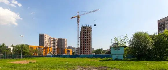 Жилой комплекс соседствует с панельными пятиэтажками и новым ФОКом