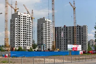 Первый этап строительства включает шесть домов, возводятся пока четыре