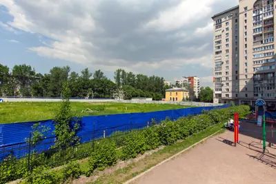 Дом будет находится очень близко к соседней высотке и ее детской площадке