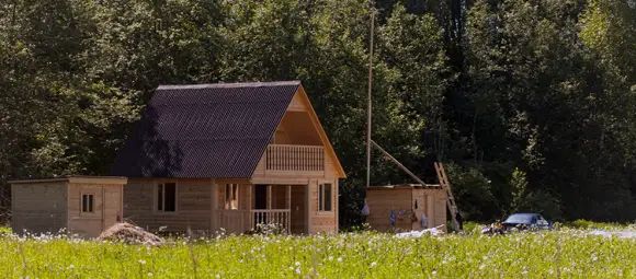 Еще в прошлом году это было пустой массив, сегодня здесь построено уже около десяти домов