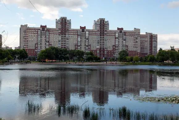 Современный «кирпич-монолит» с видом на сад Ивана Фомина