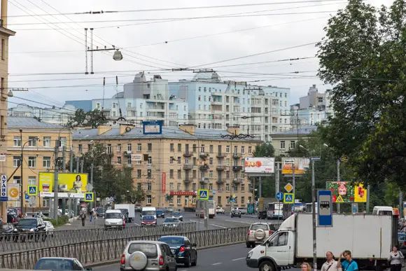За сталинками виднеется новое жилье бизнес класса
