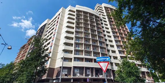 На правой части здания осталось только доделать балконные ограждения