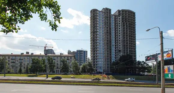 Рядом уже возвели один жилой комплекс и вот-вот достроят второй