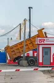 На стройплощадке активно работает техника