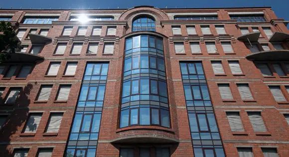 Дом построен в имперском стиле сталинской эпохи